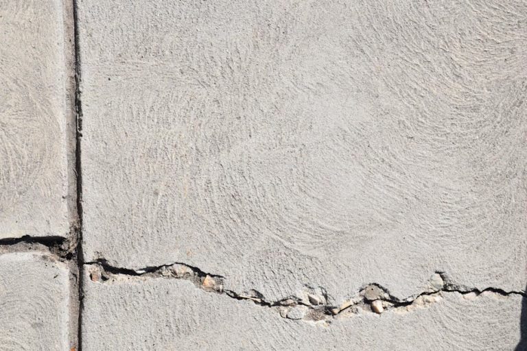 How to repair concrete cracks in walls