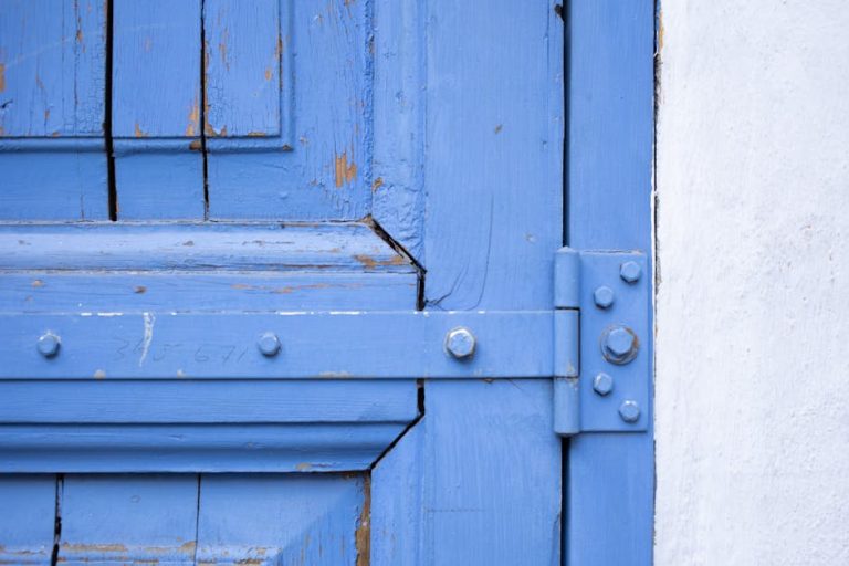 How to replace a broken door hinge
